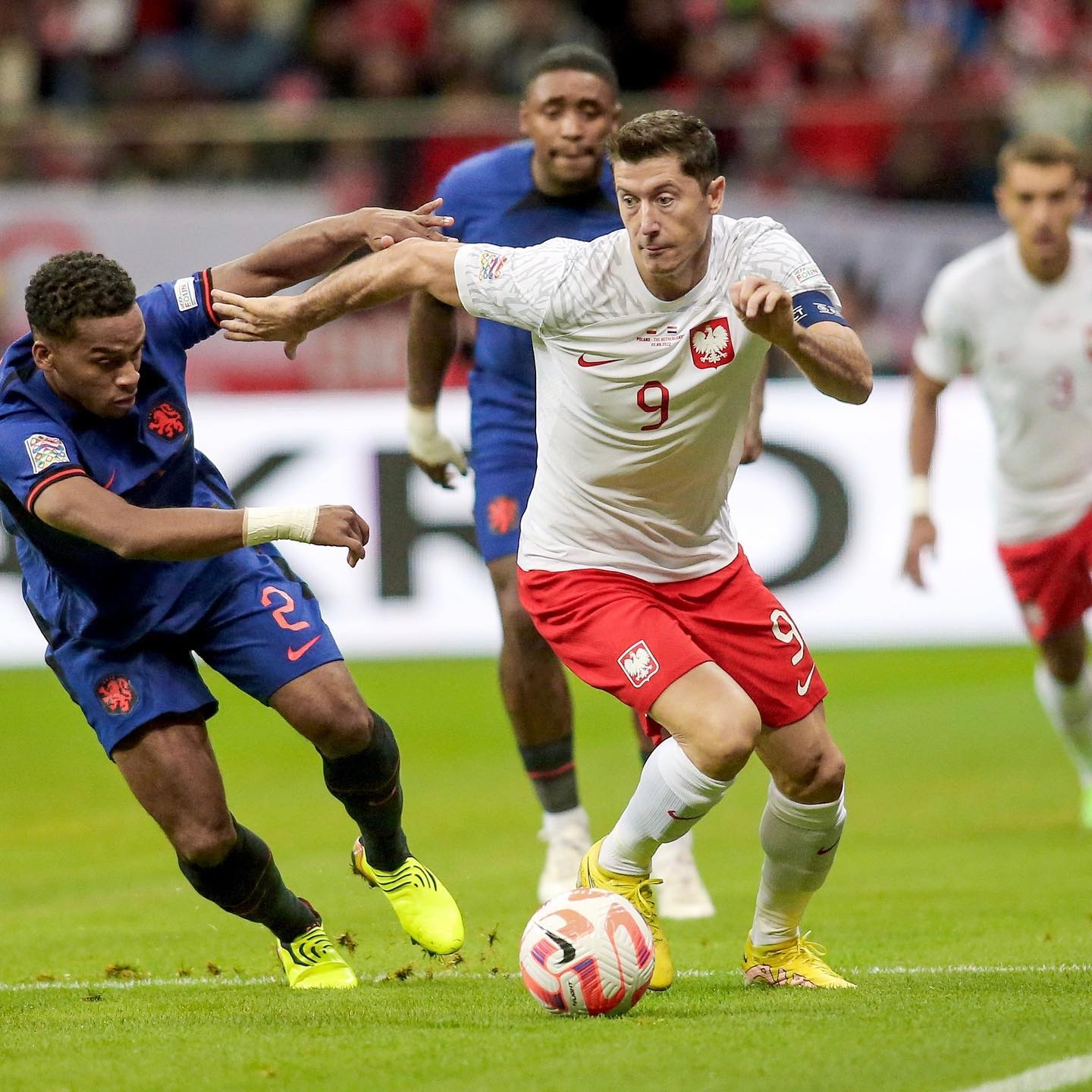 米兰体育-莱万多夫斯基在快船比赛中锐不可当，反败为胜引发热议！上演精彩一战的简单介绍